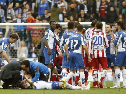 Abraham es atendido tras recibir un codazo de Miranda.