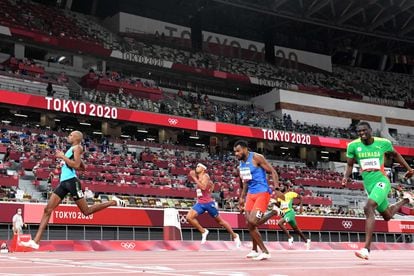 Gardiner, a la izquierda, cruza la meta de los 400 metros para quedarse con el oro. Zambrano pasa por el centro y rebasa a James.