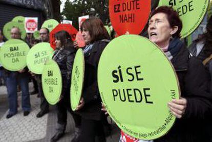 Integrantes de Stop Desahucios Gipuzkoa, en un escrache al diputado del PP José Eugenio Azpiroz, en San Sebastián.