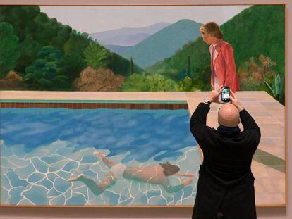 Un visitante fotograf&iacute;a &#039;Retrato de un artista (Piscina con dos figuras)&#039;, de obra de Hockney de 1972.