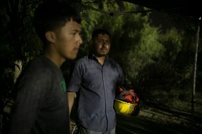 Sergio Martínez, de 36 años, espera junto a sus familiares noticias del rescate en un campamento improvisado afuera del cerco militar.