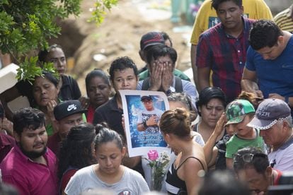 Familiares de Erick Hernández acuden al panteón en Coatzacoalcos. El Gobernador de Veracruz, Cuitláhuac García, señaló a Ricardo "N", como el presunto culpable de la masacre.