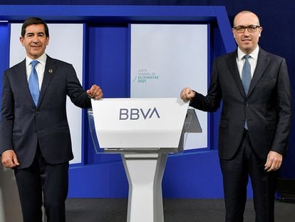 Carlos Torres Vila (i), presidente de BBVA, junto a Onur Genç, consejero delegado, durante la Junta General de Accionistas 2021.