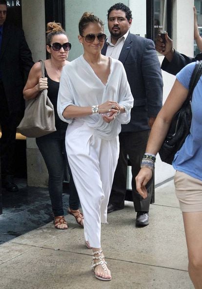 Jennifer Lopez se apunta a la fiebre del blanco con este diseño drapeado.
