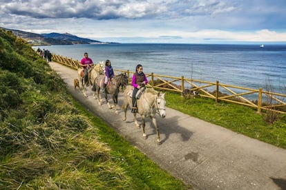 Paseo a caballo por el camino de Itsaslur, en la costa occidental de Bizkaia. 