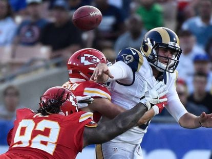 El mariscal de los Rams, Jared Goff (d), durante un partido contra los Chiefs.