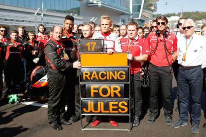 Max Chilton, pilot de Marussia F1 i company de Bianchi, sosté un cartell abans de la cursa del Gran Premi de Rússia.