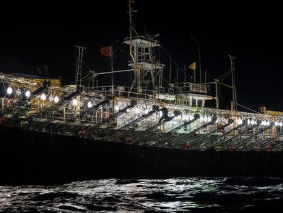 Un barco chino de pesca de calamar en el Pacífico Sur, en julio de 2022.