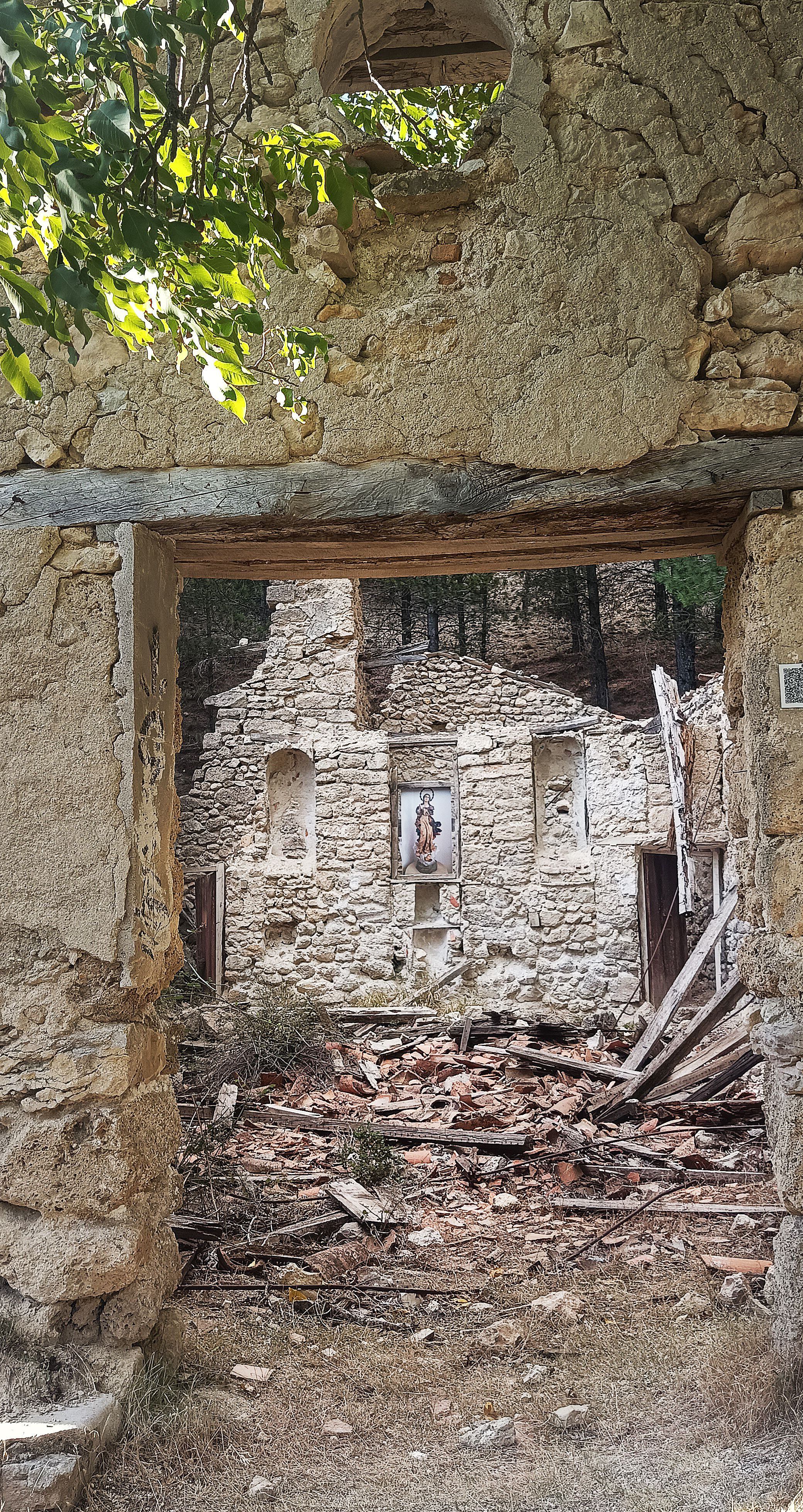 Restos de la iglesia de la aldea de Las Canalejas, abandonada hace medio siglo.