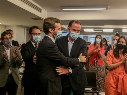 Pablo Casado saluda al candidato del PP a lehendakari, Carlos Iturgaiz, este miércoles en la reunión del Comité Ejecutivo Nacional del partido.