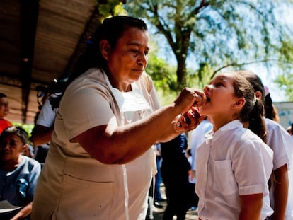 Inspecci&oacute;n entre escolares para encontrar el virus de la Chikungunya