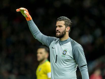 El portero Alisson, durante el partido de Brasil contra Alemania el 27 de marzo. 