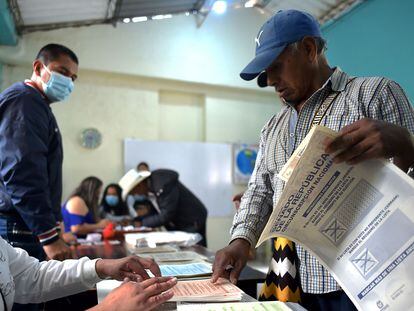 Un hombre vota en las elecciones legislativas en Colombia, el pasado 13 de marzo.
