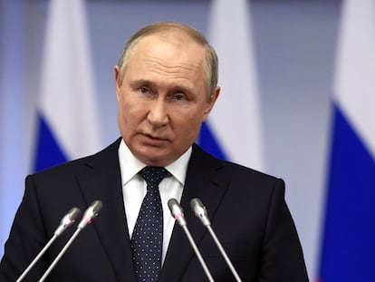 Vladímir Putin se dirige a una reunión del Consejo de Legisladores en el Palacio de Táurida en San Petersburgo, el pasado 27 de abril.