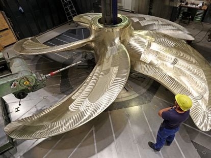 Fabricación de una hélice para barcos en una planta de la empresa Mecklenburger Metallguss, en Rostock (Alemania).