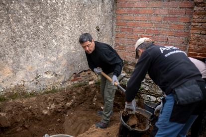 Dois trabalhadores cavam o terreno onde se sabe que Pedro de la Casa está enterrado. 