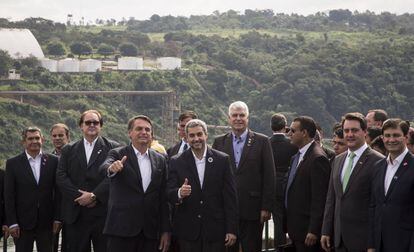 Los presidentes de Brasil, Jair Bolsonaro (izquierda) y de Paraguay, Mario Abdo Benítez, saludan durante su encuentro en la ciudad brasileña de Foz de Iguazú.