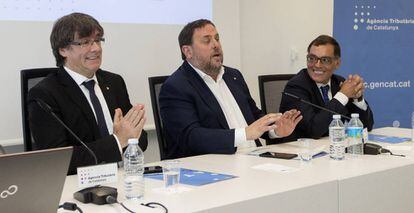 De izquierda a derecha, el presidente de la Generalitat, Carles Puigdemont; el vicepresidente del Govern, Oriol Junqueras, y el director de la Agencia Tributaria de Cataluña, Eduard Vilà.