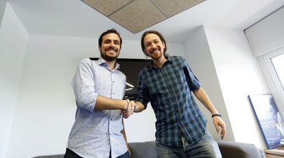 Pablo Iglesias recibe a Alberto Garz&oacute;n en la sede de Podemos. 