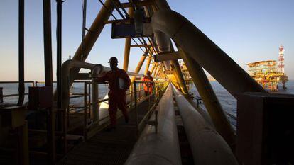 Trabajadores de Pemex en una plataforma frente al Estado de Campeche (M&eacute;xico).