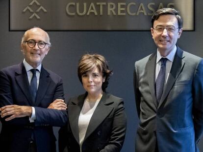 Rafael Fontana, presidente de Cuatrecasas; Soraya Sáenz de Santamaría, socia, y Jorge Badía, director general