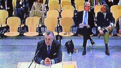 Bárcenas durante su declaración en un juicio de trama Gürtel, con Correa sentado detrás.