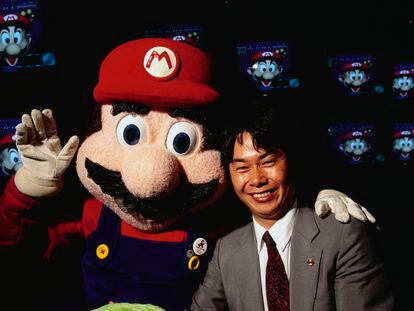 Shigeru Miyamoto, el creador de Mario, posa con su creación.
