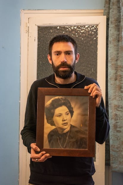 Antolín Sánchez, subrogado de primera generación, con el retrato de su abuela que le heredó el contrato de alquiler.