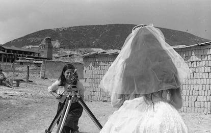 La directora Marta Rodríguez filmando una primera comunión en el rodaje de 'Chircales' (1966-1971).
