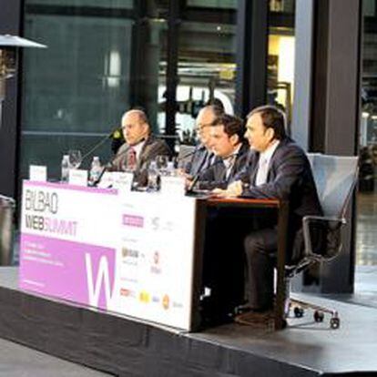 De izquierda a derecha Juan Goicolea, del Gobierno Vasco; Iñaki Azcuna, del ayuntamiento de Bilbao; Xabier Uribe- Etxebarria, de Anboto; y Juan Tomás Hernani, del Ministerio de Ciencia e Innovación