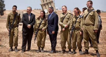 El ministro de Defensa israelí, Ehud Barak, y el secretario de Defensa estadounidense, Leon Panetta, hoy en Israel.