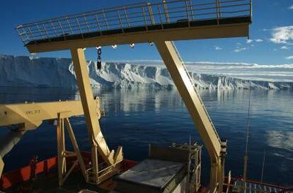 Los hielos antárticos desde la popa del buque rompehielos <i>Nathaniel B. Palmer</i> en el mar de Amundsen, en 2009.