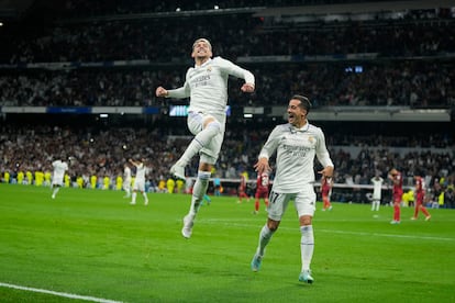 Fede Valverde celebra su gol al Sevilla al lado de Lucas Vázquez.