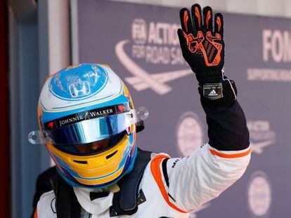 Fernando Alonso saluda después de la vuelta con la que logró la séptima plaza en la parrilla.