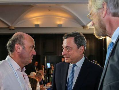 Luis de Guindos y Mario Draghi, vicepresidente y presidente del BCE, junto a Peter Praet, economista jefe de la entidad, en Sintra. 