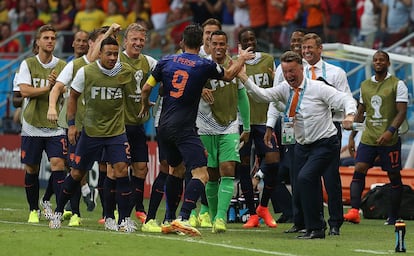 Robin van Persie celebra con el entrenador Louis van Gaal el gol del empate