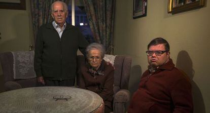 Manuel Ortega, de pie, con su mujer y su hijo, en su domicilio de Ja&eacute;n.