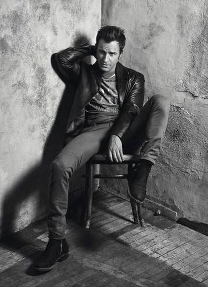 Justin Theroux posa en exclusiva para ICON con chaqueta Versace, y camiseta, pantalón y botas, todo de su propiedad.