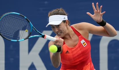 Spain's Garbine Muguruza returns the ball to Belgium's Alison van Uytvanck during their Tokyo 2020 Olympic Games women's doubles third round tennis match at the Ariake Tennis Park in Tokyo on July 27, 2021. (Photo by Giuseppe CACACE / AFP)