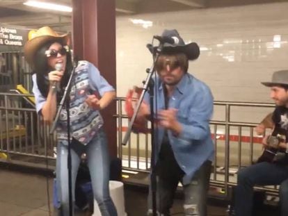 Miley Cyrus y Jimmy Fallon en el metro de Nueva York, disfrazados.