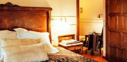 Una de las habitaciones del hotel Abadía Samitier, en el Pirineo aragonés.