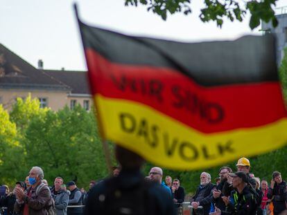 Simpatizantes de AfD ondean una bandera en la que se lee: "Nosotros somos el pueblo", en una protesta en Magdeburgo el 29 de abril de 2020.