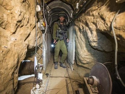 Un soldado israelí, en uno de túneles de Hamás.
