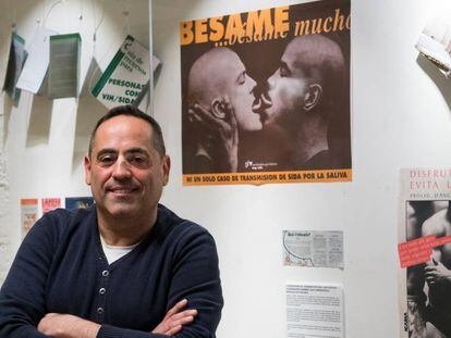 Joaquim Roqueta, presidente de Gais Positius, posa en el Centro LGTBI junto a un cartel diseñado por la Coordinadora gay-lesbiana