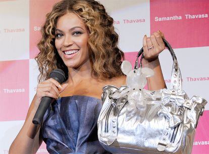 Beyonce Knowles ha viajado hasta Japón, donde ha presentado una línea de bolsos, Samantha Thavasa y Disney Handbag Collection, en uno de los hoteles de la compañía de Mickey Mouse en Tokio. La cantante estuvo acompañada durante el acto de su hermana Solange, que también se dedica al mundo de la música.