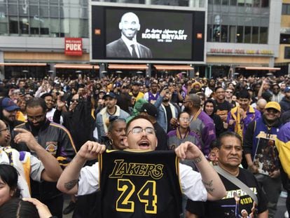 Homenaje a Kobe Bryant en las inmediaciones del Staples Center de Los Ángeles.