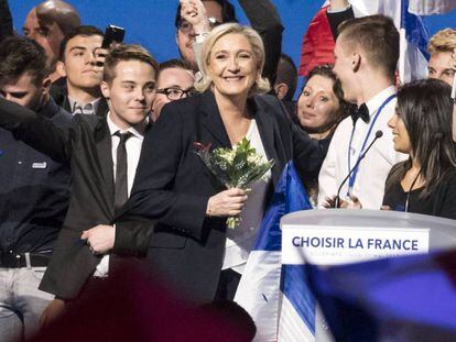 Le Pen, en un mitin en Villepinte en el norte de París. En vídeo, los discursos de Le Pen y Fillon superpuestos.