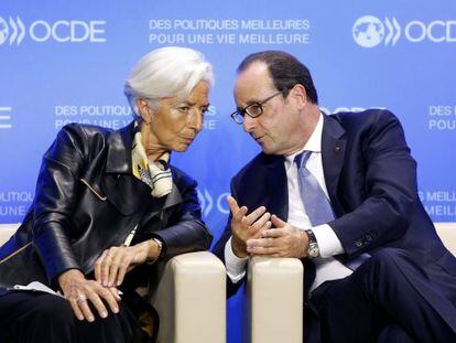 La directora general del Fondo Monetario Internacional, Christine Lagarde, conversa con el presidente franc&eacute;s, Fran&ccedil;ois Hollande