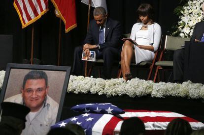 Barack Obama y Michelle Obama en funeral por las victimas de West. 