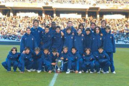 La plantilla al complet ofereix el trofeu en la prèvia d'un partit a l'estadi de Montjuïc. Cedida